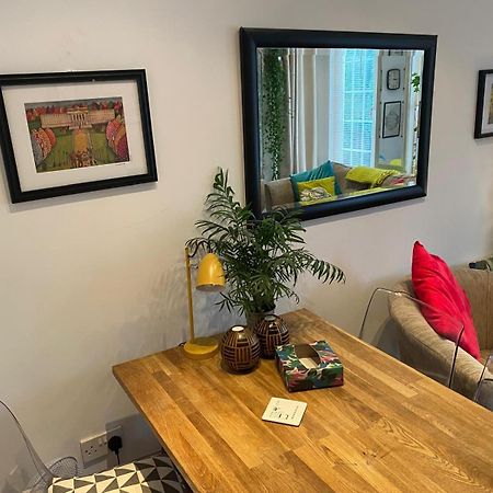 True Colours Apartment In Central Location Bangor  Buitenkant foto