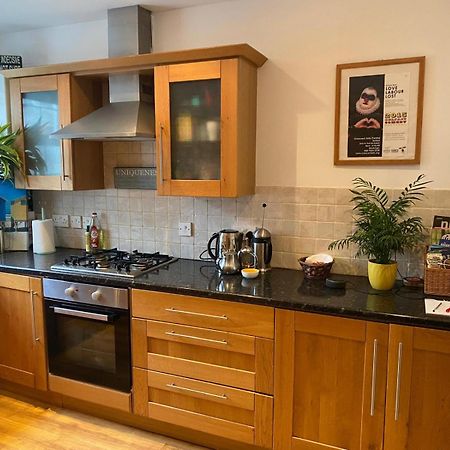 True Colours Apartment In Central Location Bangor  Buitenkant foto