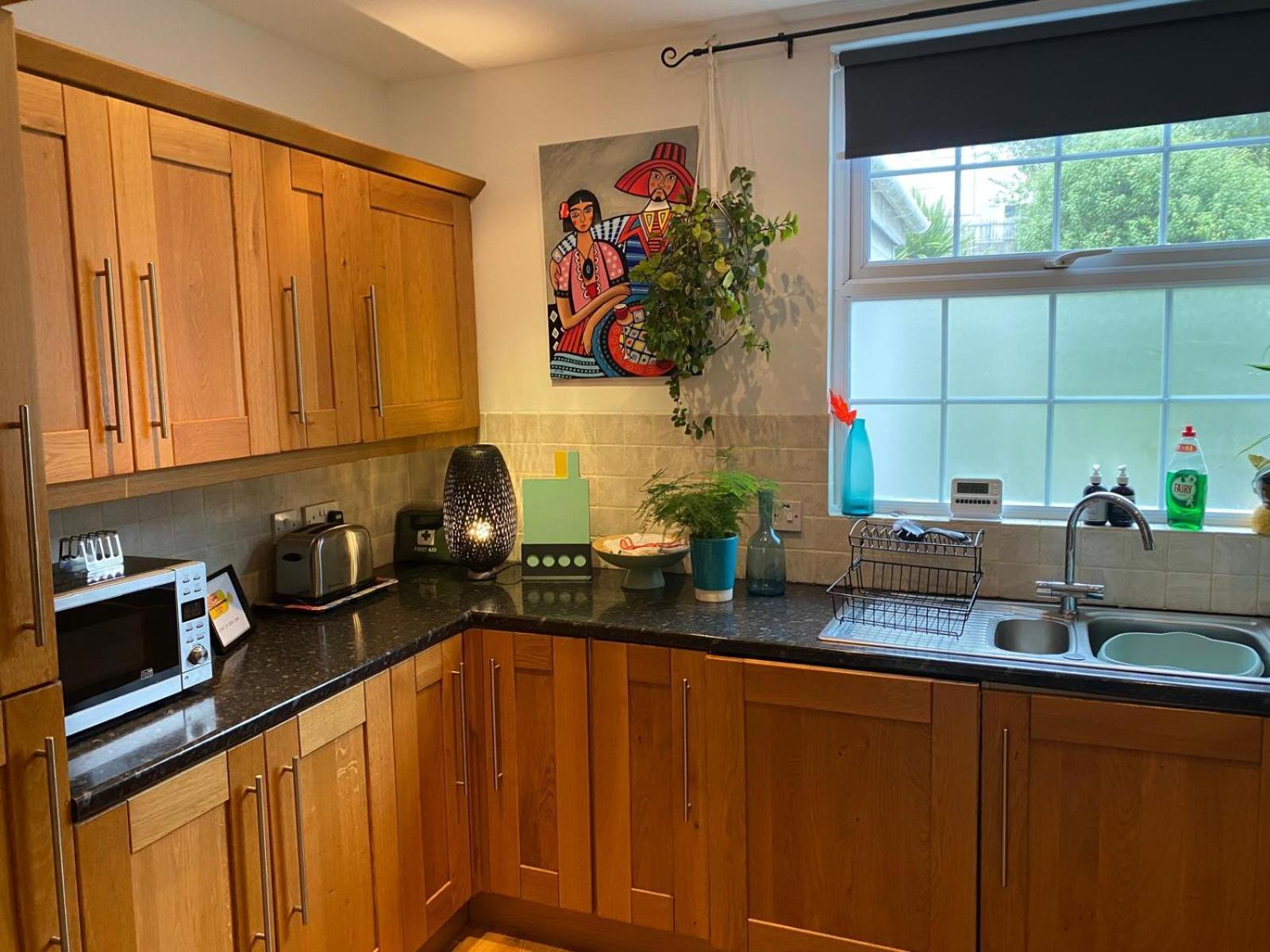 True Colours Apartment In Central Location Bangor  Buitenkant foto