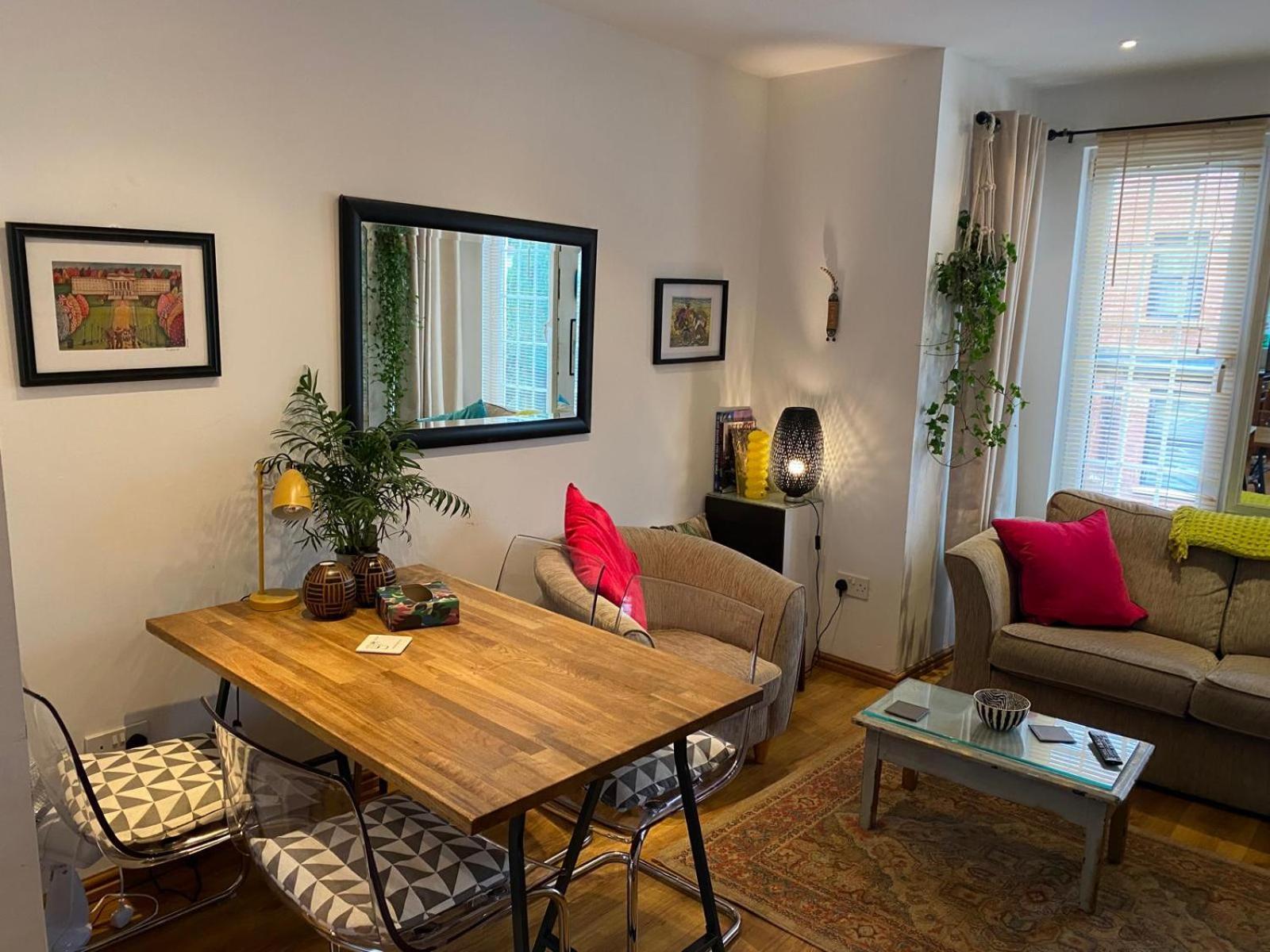 True Colours Apartment In Central Location Bangor  Buitenkant foto